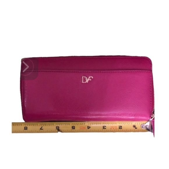 Diane Von Furstenberg DVF hot pink leather wallet like new holds mobile phone - Picture 1 of 9